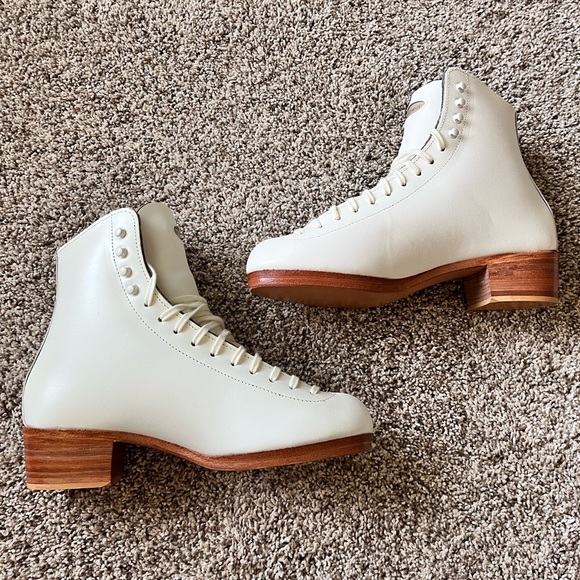 NEW IN BOX Riedell Model 355 Womens
Figure Skate Boots - Size 6 - Picture 2 of 8